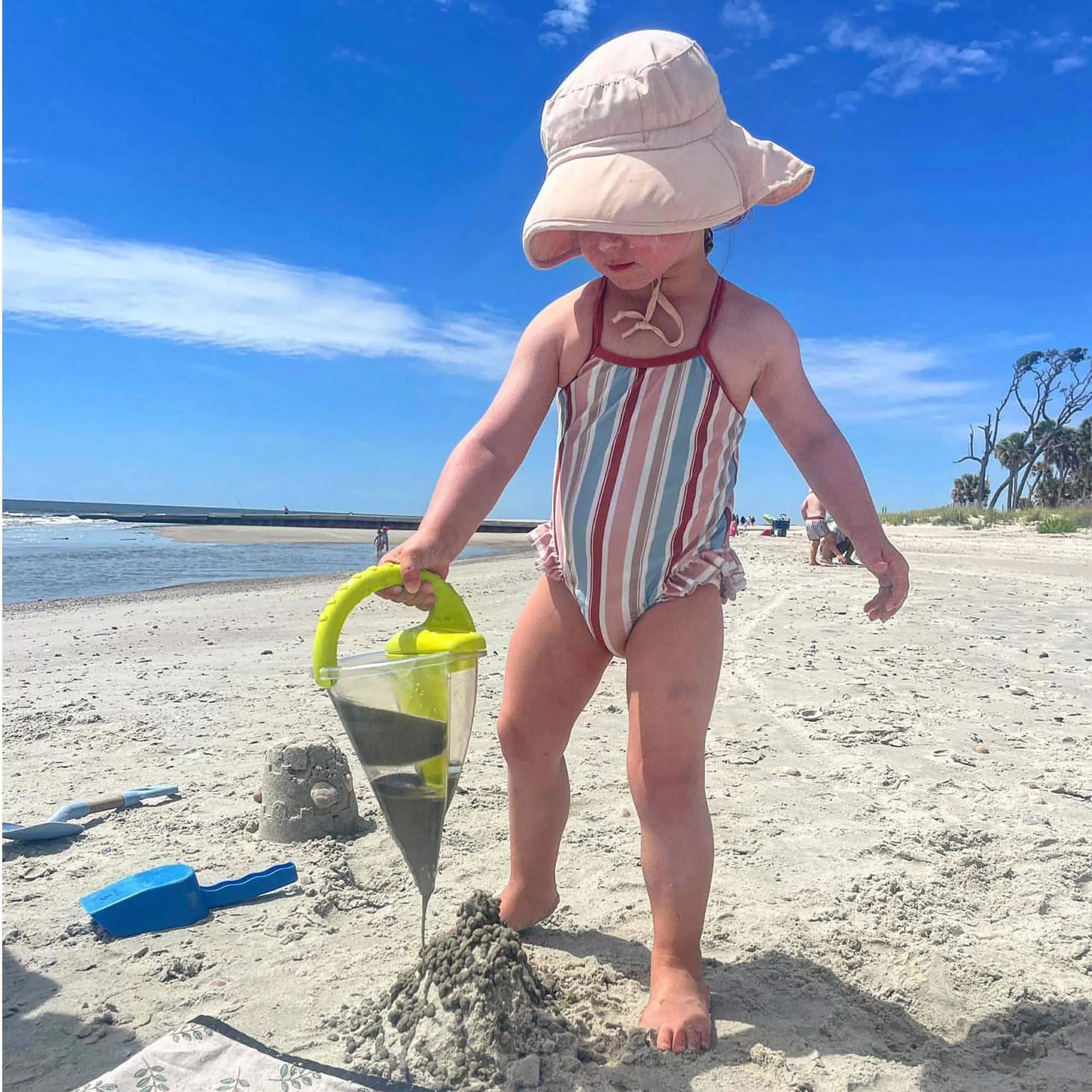 Spilling Funnel XXL Sand and Water Mixing Toy